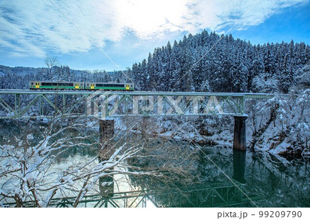 只見線 雪景色の第二只見川橋梁を渡る列車キハE120形(福島県三島町、2月) 只見線 雪景色の第二只見川橋梁を渡る列車キハE120形(福島県三島町、2月) 99209790