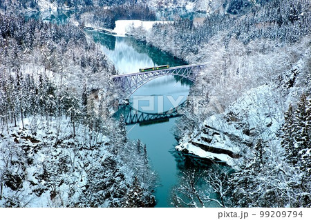 只見線 雪景色の第一只見川橋梁を渡る列車キハE120形(福島県三島町、2月午後) 只見線 雪景色の第一只見川橋梁を渡る列車キハE120形(福島県三島町、2月午後) 99209794