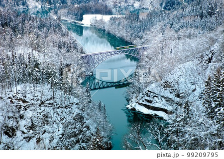 只見線 雪景色の第一只見川橋梁を渡る列車キハE120形(福島県三島町、2月午後) 只見線 雪景色の第一只見川橋梁を渡る列車キハE120形(福島県三島町、2月午後) 99209795