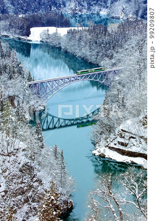 只見線 雪景色の第一只見川橋梁を渡る列車キハE120形(福島県三島町、2月午後) 只見線 雪景色の第一只見川橋梁を渡る列車キハE120形(福島県三島町、2月午後) 99209807