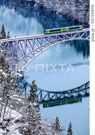只見線　雪景色の第一只見川橋梁を渡る列車キハE120形(福島県三島町、2月午後) 99209808