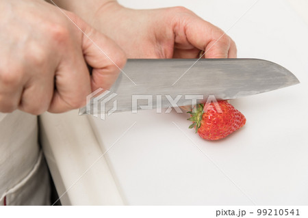 【イチゴを三徳包丁で切る】 【イチゴを三徳包丁で切る】 99210541