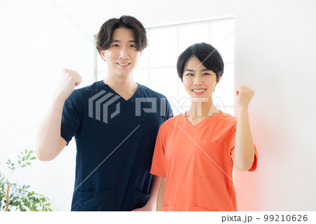 オレンジのスクラブのスタッフ　　　 99210626