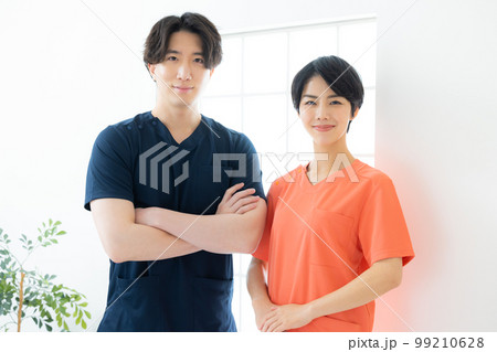 オレンジのスクラブのスタッフ　　　 99210628