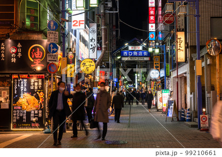 《東京都》神田駅前・飲み屋街 《東京都》神田駅前・飲み屋街 99210661