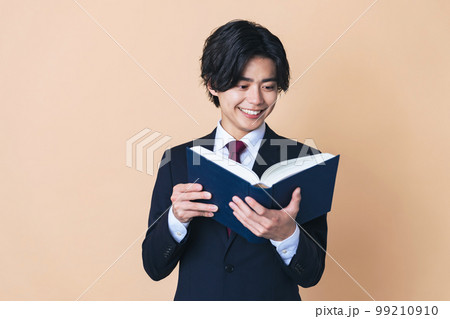 本を読む若い男性 99210910