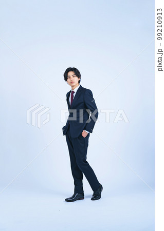 スーツを着て立つ若いビジネスマン （切り抜きPNGも販売中！作者プロフィール参照） 99210913