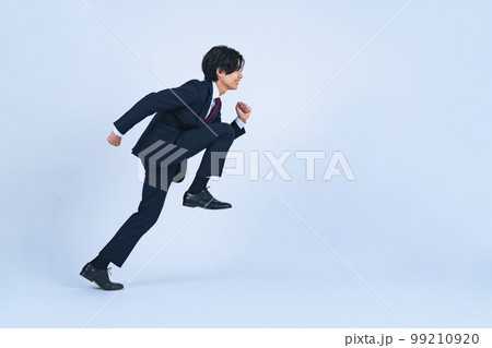 走り出す若いビジネスマン （切り抜きPNGも販売中！作者プロフィール参照） 99210920
