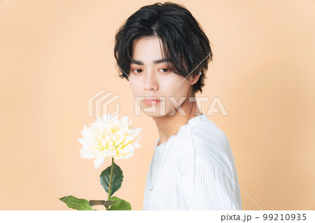花を持つ男性　ジェンダーレスメイク　メンズコスメ　スキンケア 99210935