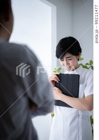 嫌なドクターがいる看護の現場　転職などのイメージに 99211477