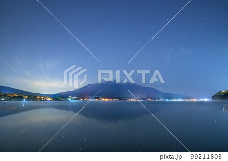 山中湖の湖畔から満天の星空と富士山を望む(山梨県) 山中湖の湖畔から満天の星空と富士山を望む(山梨県) 99211803