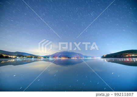 星空と富士山が山中湖の湖に映り込む幻想的な夜景（山梨県） 99211807