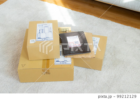 たくさんの荷物(伝票は撮影のために作成したダミーです) たくさんの荷物(伝票は撮影のために作成したダミーです) 99212129