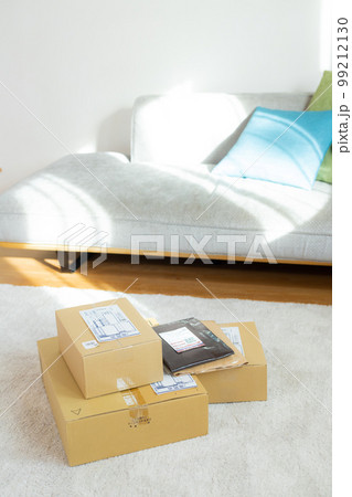 たくさんの荷物(伝票は撮影のために作成したダミーです) たくさんの荷物(伝票は撮影のために作成したダミーです) 99212130