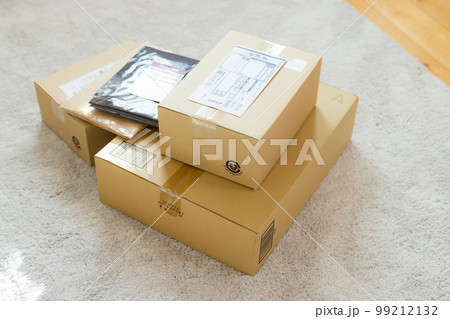 たくさんの荷物（伝票は撮影のために作成したダミーです） 99212132