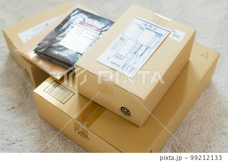 たくさんの荷物（伝票は撮影のために作成したダミーです） 99212133