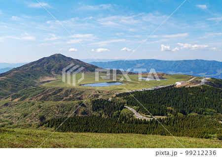 熊本県/ 杵島岳から見る阿蘇 草千里・草千里ヶ浜 99212236