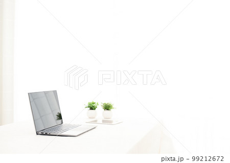 白いテーブルとノートパソコンとタブレット 99212672