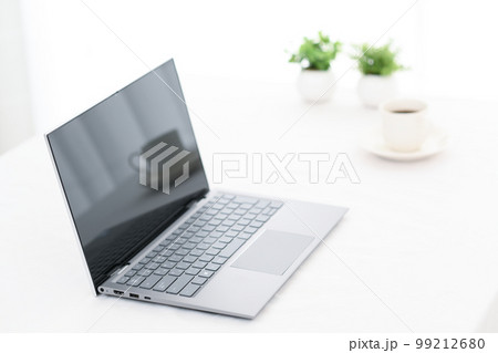 白いテーブルとノートパソコンとコーヒーカップ 99212680