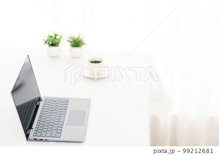 白いテーブルとノートパソコンとコーヒーカップ 白いテーブルとノートパソコンとコーヒーカップ 99212681
