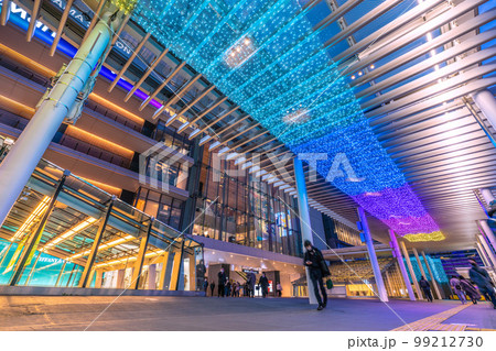 日本の横浜都市景観　横浜駅中央西口駅前広場の囲いが撤去され広々とした空間がお目見えした 99212730