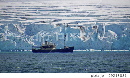 Expedition Boat, 14 of July Glacier, Arctic 99213081