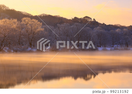 岩手県北上市　朝焼けの冬景色 99213192