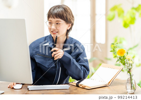 研修中にモニターを使い作業をする左利きのエンジニア 99214413