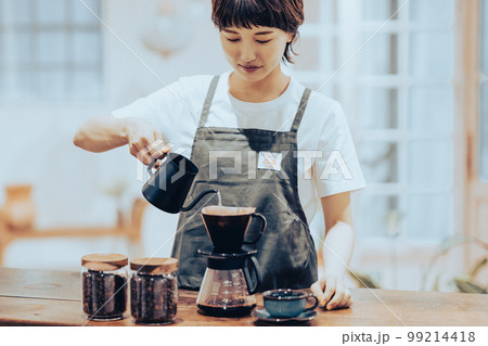 コーヒーケトルでドリップコーヒーをいれる若い女性店員 コーヒーケトルでドリップコーヒーをいれる若い女性店員 99214418