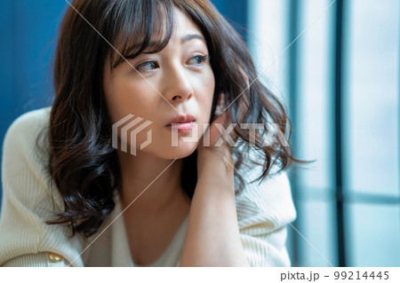 アンニュイな雰囲気のミドル女性 99214445