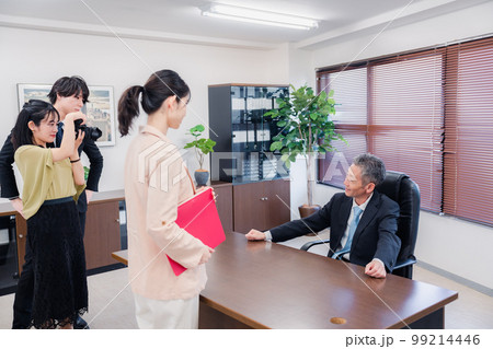 メディアの取材に応じる役員 メディアの取材に応じる役員 99214446