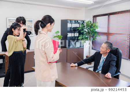 メディアの取材に応じる役員 99214453