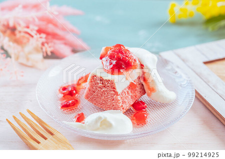 イチゴのバームクーヘン 生クリーム添え イチゴのバームクーヘン 生クリーム添え 99214925