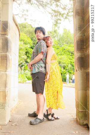 背中合わせに立つ日本人カップル 99215217