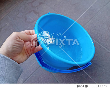 氷ったバケツの水が切らっと反射した写真 99215379