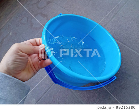 バケツの中の氷に少しひびが入ったところ バケツの中の氷に少しひびが入ったところ 99215380