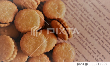 ビスケット　英文紙　外国のクッキー　余白スペース 99215909