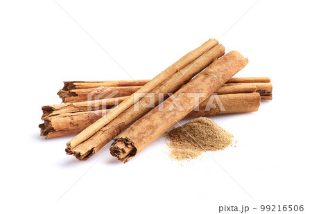 Cinnamon bark with powder in closeup 99216506