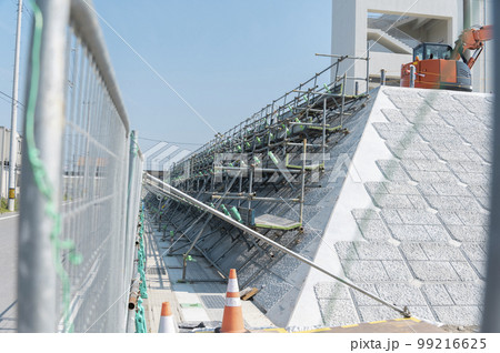 ビルの建設現場 ビルの建設現場 99216625