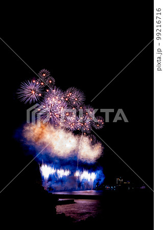 花火素材　静岡県伊豆市土肥　土肥サマーフェスティバル海上花火大会の花火 99216716