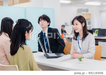 不動産会社で窓口業務をするスタッフ 99216906