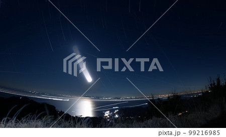 東京湾における星と月のスタートレイル 東京湾における星と月のスタートレイル 99216985