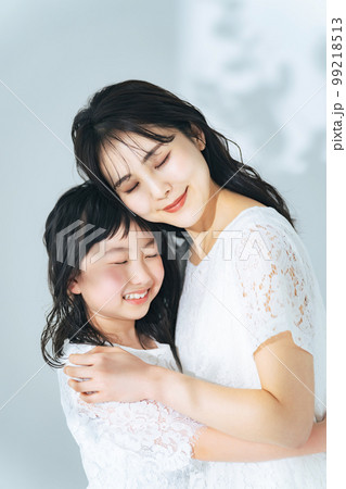 寄り添う女性と女の子　親子の美容イメージ 99218513
