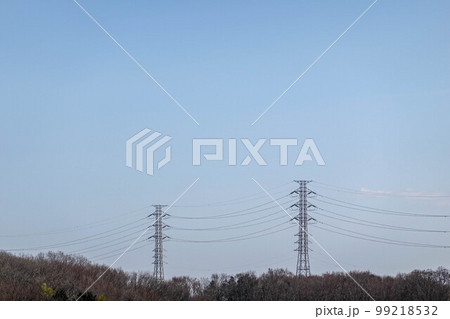 青空と送電線鉄塔 青空と送電線鉄塔 99218532
