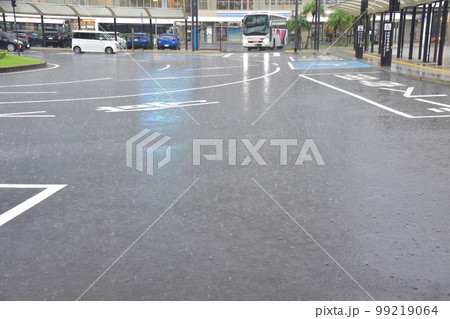 雨降りの駅前広場 雨降りの駅前広場 99219064