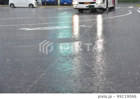 雨降りの駅前広場 雨降りの駅前広場 99219066
