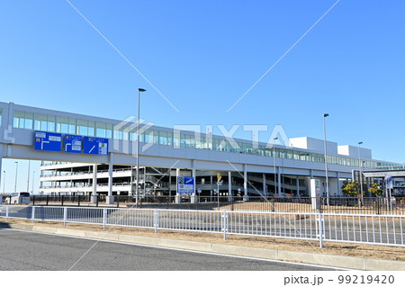 中部国際空港セントレアの入場ゲートに向かう道 中部国際空港セントレアの入場ゲートに向かう道 99219420