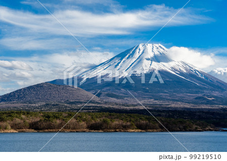 本栖湖から眺める富士山(アニメ『ゆるキャン△』でも有名なスポット) 本栖湖から眺める富士山(アニメ『ゆるキャン△』でも有名なスポット) 99219510