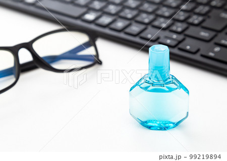 パソコンデスクに置かれた目薬 99219894