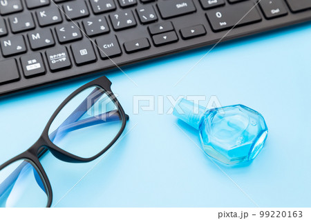 パソコンデスクに置かれた目薬 99220163